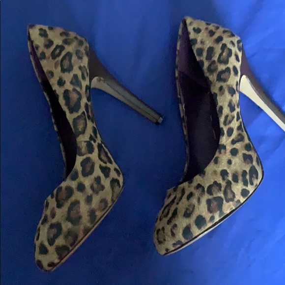 - BCBG PARIS Cheetah PRINT 3in PUMPS - Picture 3 of 4